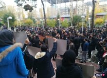  روایت  ارگان رسانه ای دولت از علت برخورد «بسیجیان و دانشجویان» دانشگاه
 شریف/ دانشجویان بسیجی اجازه ندادند، پسران و دختران با هم غذا بخورند