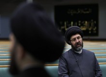 یک روحانی تحصیلکرده در قم برای برنی سندرز تبلیغ می کند +فیلم 