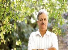 حمله روزنامه کیهان به نماینده مجلس ششم: کروبی، گفت احمد شیرزاد گوینده رادیو اسرائیل است 