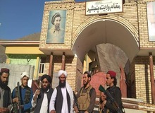 اولین تصویر از حضور طالبان در مقابل ساختمان استانداری پنجشیر