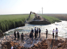 ادامه خروج آب از هورالعظیم به سمت عراق در پی ایجاد شکاف در دایک مرزی
