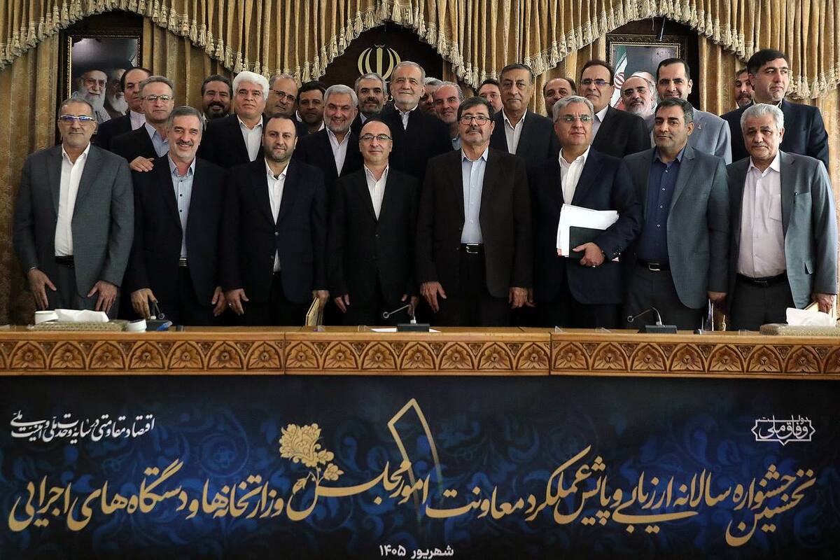 تقدیر رئیس جمهور  از عملکرد محسن پیرهادی در معاونت حقوقی و پارلمانی وزارت نفت
