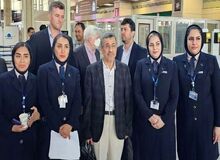 احمدی نژاد ۱۰ ساعت در فرودگاه بست نشست و حاضر به عقب نشینی نشد