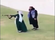 آموزش تیراندازی یک عضو طالبان به همسرش+فیلم 