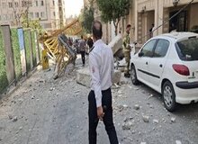 سقوط جرثقیل روی ساختمان مسکونی/ عکس
