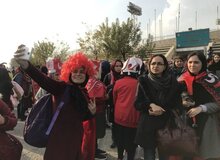 تشویق زنان حاضر در آزادی توسط هزاران پرسپولیس