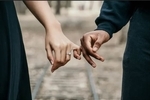 نحوه عذرخواهی از همسر بعد از دعوا؛ ۱۰ راهکار طلایی برای آشتی