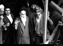 بوسیدن دست امام خمینی(ره) توسط یک زن/ تصویر