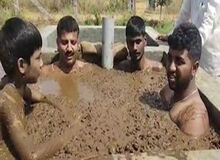 هندی ها برای محافظت در برابر کرونا با فضولات گاو حمام می کنند!+فیلم 