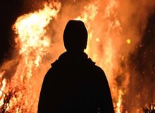 آتشی که عاقبت جان «خاتون »را گرفت/ خواهرم با خانواده‌اش در انبار شهرداری زندگی می‌کرد/ محمدجواد ۵ ماه بود حقوق نگرفته بود/ سرپرست شهرداری: مشکلات حل نشود با بدتر از این‌ها مواجه می‌شویم