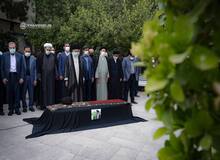 آیت الله خامنه ای بر پیکر حجت‌‌‌الاسلام و المسلمین دعائی نماز میت اقامه کرد+عکس 