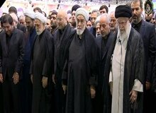 چه کسانی در صف اول نماز رئیس جمهور فقید و همراهانش ایستاده بودند؟ 