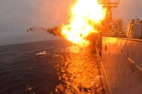 رزمایش آمریکا و انگلیس با غرق کردن یک ناو جنگی همراه شد + فیلم