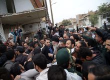 تشکر نمایندگان استان کرمانشاه از حضور رهبر معظم انقلاب در مناطق زلزله زده