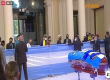 اولین فیلم از مراسم وداع با مارادونا،اسطوره فوتبال جهان در کاخ ریاست‌جمهوری آرژانتین 
 