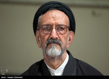 اهدای قلم طلایی به مدیر مسئول موسسه اطلاعات/ دعایی: میرحسین موسوی به من آموزش روزنامه نگاری داد
