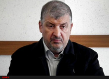 منصور حقیقت پور خطاب به احمدی نژاد: اگر حدادعادل دست فرح را بوسیده تو روی مادر چاوز را بوسیده ای!