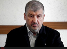 منصور حقیقت پور خطاب به احمدی نژاد: اگر حدادعادل دست فرح را بوسیده تو روی مادر چاوز را بوسیده ای!
