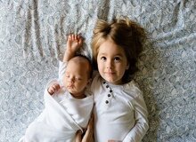 نوزاد چگونه میفهمد به چه کسی اعتماد کند؟ یک تحقیق شگفت‌انگیز!