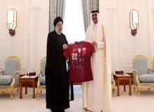 امیر قطر پیراهن تیم ملی فوتبال قطر را به رئیسی هدیه داد+عکس
