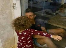وریا در قرنطینه اینگونه دخترش را بوسید/عکس