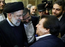 تصویری که خبرساز شد/ عباس قادری در آغوش رییس جمهوری