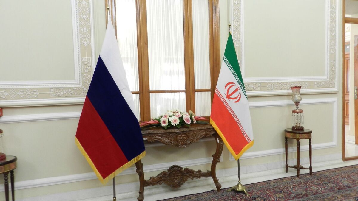کیهان: پادوهای آمریکا در کشور «روسیه» را مانع توافق جا می‌زنند
