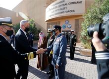 بازدید وزیر جنگ اسراییل از ناوگان پنجم آمریکا مستقر در بحرین+تصاویر