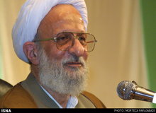 مصباح‌یزدی: قبل از انقلاب خانم‌ها با کلاه نمدی و لباس گشاد از خانه بیرون می رفتند/رئیس‌جمهور آمریکا سخنرانی اش را بخاطر سخنان رهبری ایران قطع می‌کند