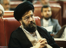 متن کامل آخرین سخنرانی انتقادی  سید احمد خمینی پس از ۲۵ سال / آیا  تصمیم گیری های غلط برخی مسئولان هم از توطئه آمریکا است؟