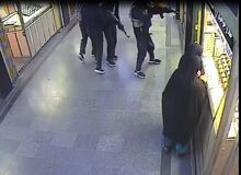 حمله و سرقت مسلحانه در یک پاساژ طلا فروشی در سراوان با لباسهایی به سبک داعش!