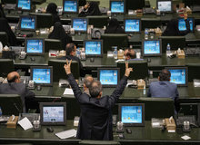 ارگان مطبوعاتی سپاه: دخالت نمایندگان در عزل و نصب‌ها علنی شد/ مجلس در راس امور است، نه نماینده ها