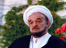 علامه‌ جعفری (ره) در حال باغبانی+ عکس

