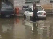 فیلم / آب‌گرفتگی بیمارستان سربندر و انتقال عجیب بیمار
