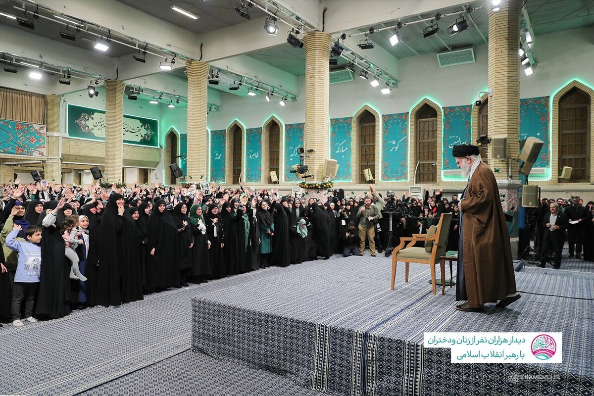 تصویری از آیه معنادار نصب شده در محل دیدار امروز زنان و دختران با رهبر انقلاب