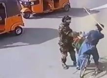 کتک زدن جوان افغان به خاطر حمل پرچم افغانستان/FILM