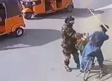کتک زدن جوان افغان به خاطر حمل پرچم افغانستان/FILM