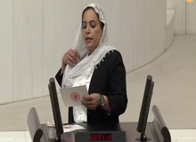 ببینید: کشف حجاب یک نماینده زن در پارلمان ترکیه +فیلم