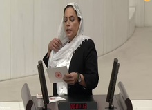 ببینید: کشف حجاب یک نماینده زن در پارلمان ترکیه +فیلم