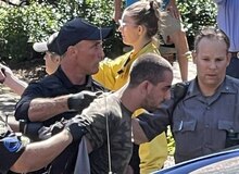 پلیس نیویورک از بازداشت فرد مهاجم به سلمان رشدى خبر داد+تصاویر 