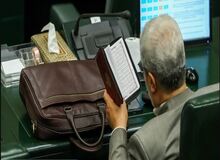 تصویری از عبادت یک نماینده در حین برگزاری جلسه علنی مجلس!+عکس