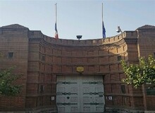 شعارنویسی بر روی دیوار سفارت فرانسه +عکس