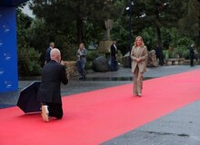 نخست‌وزیر آلبانی برای استقبال از نخست وزیر از ایتالیا زانو زد+فیلم 