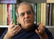 انتقاد «عباس عبدی» از شیوه روئیت هلال ماه رمضان/ ماهواره هوا می کنیم اما هنوز با چشم دنبال رویت ماه در آسمان هستیم
