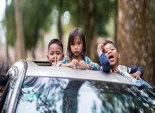 بازی با جان کودک با قرارگرفتن در سانروف خودرو 