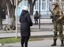 سخنان جسورانه و جنجالی یک زن اوکراینی خطاب به سرباز روس/ بیا این تخمه آفتابگران را بخور/ FILM