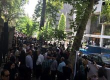 تجمع رانندگان آژانس‌ مقابل فرمانداری در اعتراض به نرخ طرح ترافیک/ فرمانداری: طرح ترافیک جدید باید به قیمت قبل به رانندگان آژانس واگذار شود
