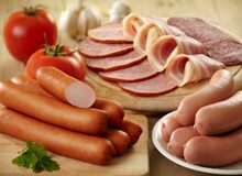 سوسیس و کالباس گران‌تر از مرغ و گوشت شد!