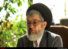 فعال سیاسی اصولگرا: مشکلات مردم با تعریف و تمجید مسئولان از یکدیگر حل نمی‌شود
