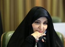 شعرخوانی نرجس سلیمانی در شورای شهر درباره آلودگی هوا